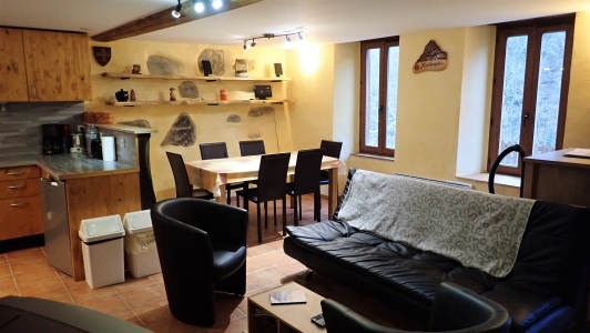 vakantiehuis-6-personen-pyreneeen-eetplaats-La-Benestante-2.jpg Salon / eetkamer
