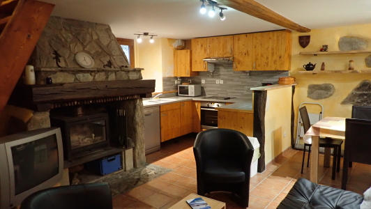 vakantiehuis-Pyreneeën-zicht-op-keuken.jpg Keuken
