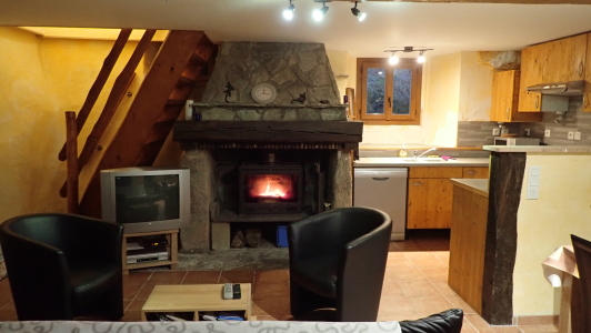 vakantiehuis-pyreneeën-La-Benestante-salon-met-haard.jpg Salon met houtvuur