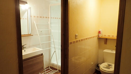 vakantiehuis-pyreneeën-badkamer-en-aparte-WC.jpg Badkamer / WC apart